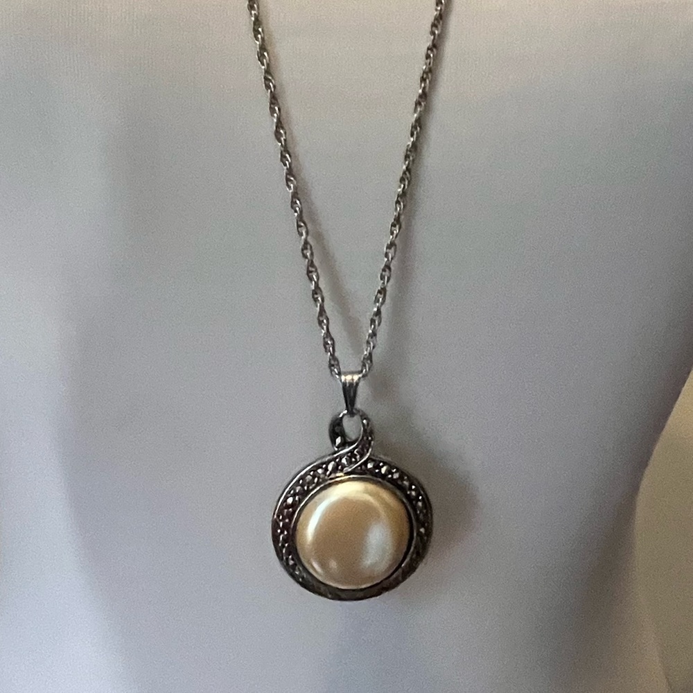 Vintage Avon 1992 heirloom riches pendant